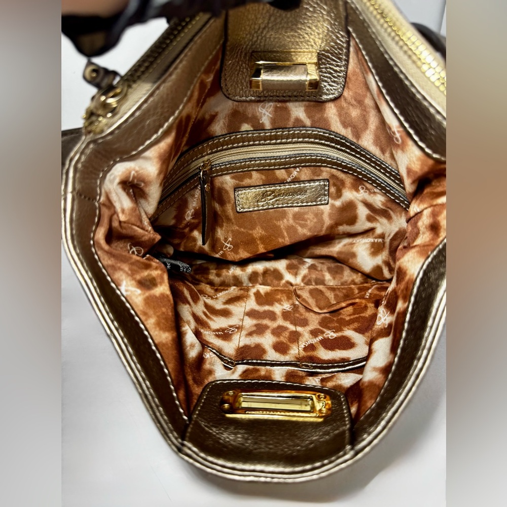 B. Makowsky Metallic Gold Leather Crossbody/Shoulder Bucket Turlock Bag in Gold - Picture 7 of 16